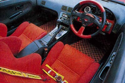 日産 180SX:ステアリングからバケットシート、フロアマットまで赤系で統一。セレクターレバーが示すとおり駆動はオートマチックだ