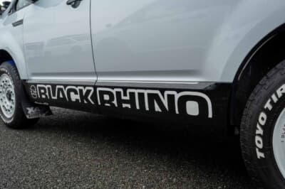 三菱 デリカD:5:ドア下のサイドにはブラックライノのステッカーを貼り、パワフルなイメージに導く。ここももちろんモノクロだ