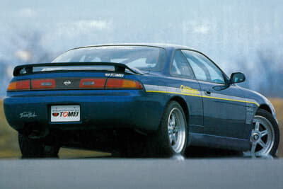 日産 S14シルビア:リアにはタイプ1エアロキットのリアスポイラーを装着。ボディサイドにはサーキットスペックを示すロゴが入る
