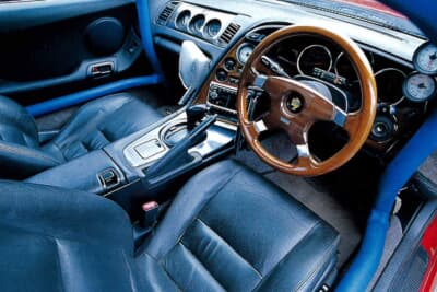 トヨタ スープラ:ウッドステアリングとATセレクターが並ぶ室内。奥さんも運転するためエアコンやオーディオを残した