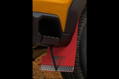 トヨタ新型 ハイラックス:マッドフラップはレッドもラインアップ。GRのロゴがしっかりと目立つカタチで配置されているのがイイ!