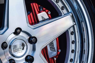 トヨタ ヴェルファイア：ブレーキキャリパーとのクリアランスも緻密に計算されている