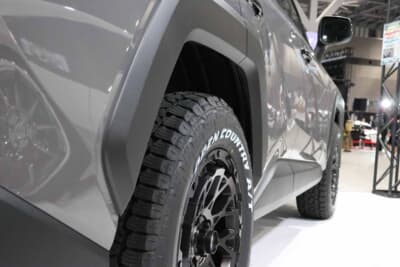 トヨタ RAV4:フェンダーとタイヤのクリアランスは写真のような感じに。フロント＆リアともに約30mmのアップ。純正バンプカットは不要だ