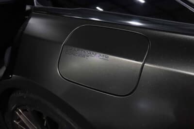 トヨタ クラウン:フューエルリッドカバーには今回のテーマである「CRFTMANSHIP CONCEPT」を掲げてクルマが制作された
