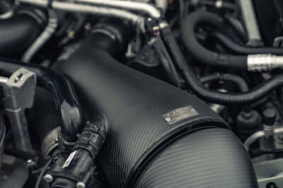 メルセデスAMG GT S：イベンチュリ製カーボンエアクリーナー。カーボン地で見栄えも良い