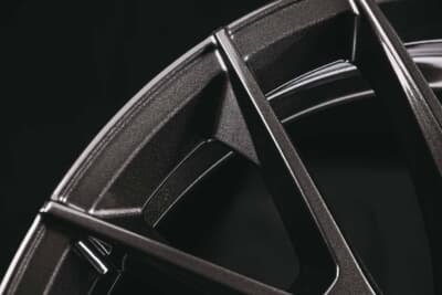 ホムラ2×9R:細身のスポーク先端部がリムへ乗り上げるという足長感バツグンの造形を採用。リムエンドにはペンタゴン形状を取り入れている