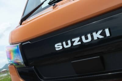 スズキ スーパーキャリイ:JB11型ジムニー用の白い「SUZUKI」エンブレムを装着。サイズを測り使えるのでは?と判断し購入