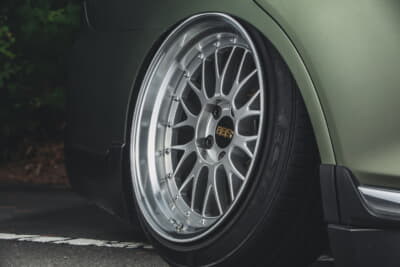 レガシィ アウトバック：ホイールはBBS。この低車高はサス自体にまだ下げる余地はあるが、メンバーが着地している状態
