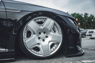 アルテオン シューティングブレーク:ホイールは、ロリンザーRSK6の20インチ。もともとメルセデスのチューナーだけに異色の組み合わせが斬新
