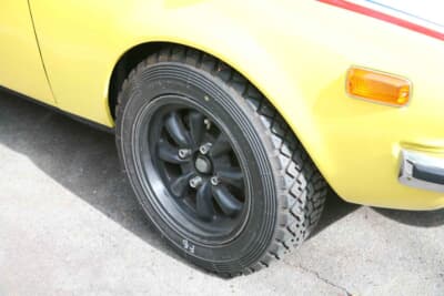 三菱 ランサー1600GSR:ラリーカーの足元を精悍に引き締めるブラックのホイール