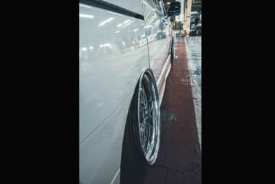 日産 エルグランド:見事なアウトリップを実現したフェンダー。インセットはフロント=6、リア=16だ