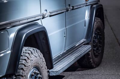 メルセデスAMG G63：縞鋼板（しま模様の滑り止め鋼板）のサイドステップが、道具らしいタフな足もとを演出する
