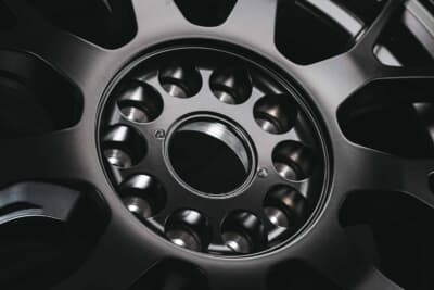 MIDエクスクルーシブ029M:ブランド初のマルチP.C.D.方式の採用で、対応車種が大幅に広がった点も見逃せない