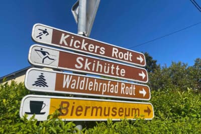 宿泊した民泊近辺はベルギーながらドイツ語圏なので、標識類は全てドイツ語表記。ベルギーでスキーのヒュッテ？　と思い、民泊の方に伺うと、昔は膝上まで雪が積もったそうです