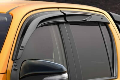 トヨタ新型 ハイラックス:フロントガラス後端部からの外気の再侵入を防ぐ形状。車内の換気を向上させている。またスタビライジングフィンも装備