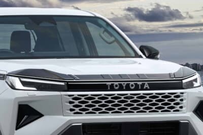 トヨタ 新型ハイラックス:フードガーニッシュ。ボンネットの形状に合わせて成形している。3ピース構造で立体感も付与している