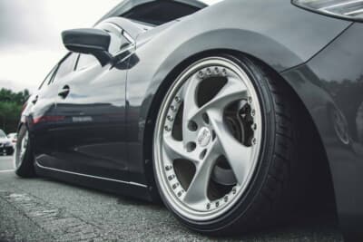 マツダ アテンザワゴン:フロントのO・Zトルネードは18×8.5J インセット38。フロントホイールはリム無しっぽく見せ、デザイン面が浮かび上がるセッティング