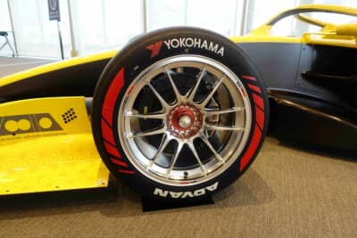 純国産フォーミュラカー NFP:左フロントにはエンケイ製の18インチアルミホイールを装着。ヨコハマADVANのフロントタイヤは275/705-R18サイズを採用する