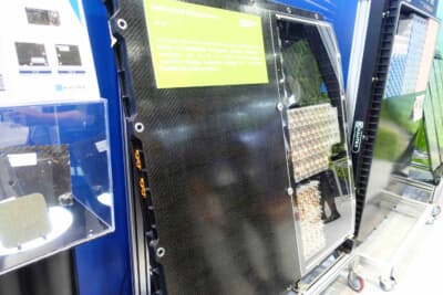 炭素繊維強化複合材で成形されたバッテリーケースの外観。右の透明パネルには内部の円筒形セル配置が確認できる
