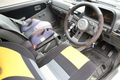 フォード フェスティバ 1.3S ホットエクステリア:ジュニアシートを置き愛息とドライブ