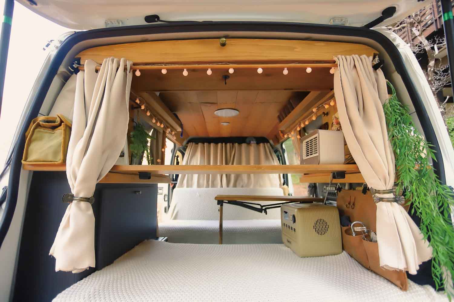 車中泊を快適にするプロ顔負けのDIY術！ トヨタ「タウンエース」をログ