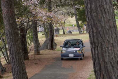 ルノー サンク:娘の奈央さんが運転し、父の淳一さんがスマホで指示速度を伝える
