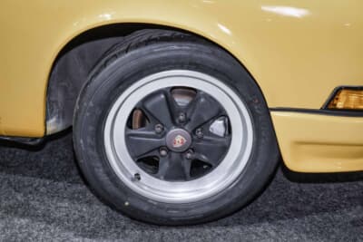 ポルシェ911:装着されるのは純正のフックス製ホイール。鍛造のため軽くて強く、精度が高いのが魅力。太めの5本スポークが精悍