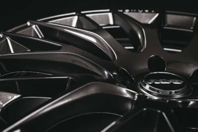 ホムラ2×9R:フェイスはセンター付近でグッと落ち込むエッジーなコンケーブフォルム。新色2種はいずれも、このエッジ感がより際立つカラーリング