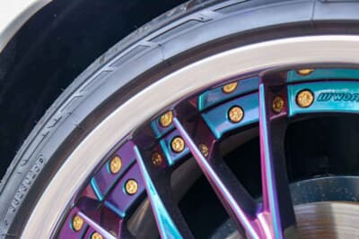 トヨタ ヴォクシー：ピアスボルトはゴールド。スポークやリムに映り込むので華やかなイメージ。ホイールのキャラがはっきりしているのもイイ！