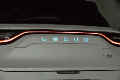 レクサス LBX：アッシュブルーやホワイトなど全5色のLEDカラーから選択可能である