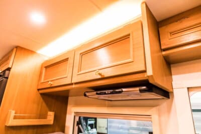 ミスティック アンセイエ：背の高いキャブコンのボディ形状を活かし、天井付近に数多く確保された実用的な収納スペース