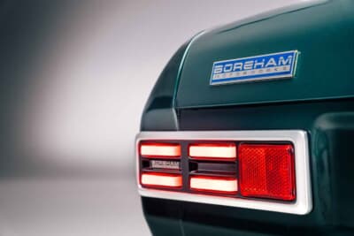 フォード エスコートMk1 RS：スクエア形状に発光するモダンで美しいデザインのテールランプが輝く