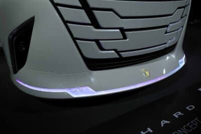 アルファード モデリスタ コンセプト（東京オートサロン2026出展時）：フロントスポイラーにも妖艶なイルミネーションをビルトインした