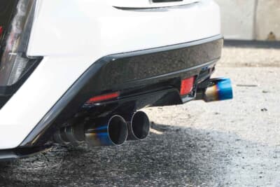 トヨタ プリウスPHV：ブリッツをベースにカッター部分をワンオフ製作したチタンルック仕様である