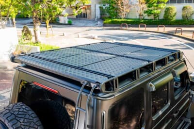 メルセデスAMG G63：チェッカープレート仕様のルーフラックとリアラダーを装備した荷台周り