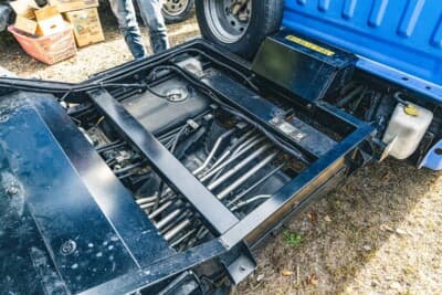 スバル サンバー: ダンプ機構を支えるフレームや配管類。お役所で使われていたこともあり隅々まで整備が行き届いた状態を保つ