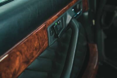 メルセデス・ベンツ560SEL AMG 6.0-4V AMG専用ウッドトリムを施したドアの内張り。ブラックレザーとのコントラストが上質な雰囲気を演出している
