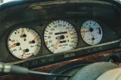 メルセデス・ベンツ 560SEL AMG 6.0-4V:300km/hまで刻まれたフルスケールのAMG専用スピードメーターが秘めたパフォーマンスを物語る