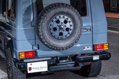 メルセデスAMG G63：リアゲートに背負ったスペアタイヤと、ステップを備えたスチール製バンパーがタフな後ろ姿を作る