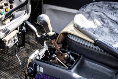スバル サンバー ディアスII：シフトレバーに取り付けられた自転車のブレーキレバー。ワイヤーでアクセルとつなぎ、左手で操作できる自作機構だ