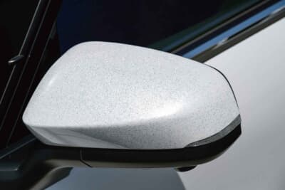 トヨタ アルファード：ドアミラーにはさり気なくラメ塗装を施したフレーク仕上げ