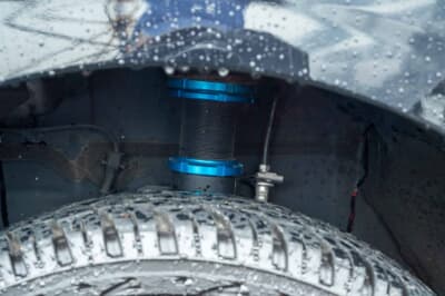 三菱 デリカミニ：足回りはパドックの車高調でリフトアップ。50mmアップでワイルドな姿に変身している