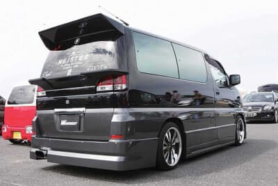 日産 E50型エルグランド：リアウイングはダブルブラッド製を加工。リアバンパーはザナドゥー製。マフラーはギャルソン。スクエアなオーバルテールが大流行
