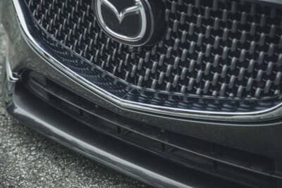 マツダ アテンザワゴン:ナンバープレート部分はスムージングし、すっきりとした印象に。ボディのプレーンな素材感を引き出す高度なテクニックだ