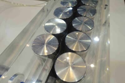 水が充填される前のフレキシブルフォイルクーラーが、円筒形バッテリーセルの間に収まった状態
