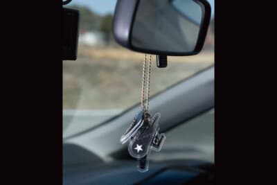 トヨタ ウイッシュ:ルームミラーには星街すいせいとコラボしたモデルのキーホルダーを吊るす