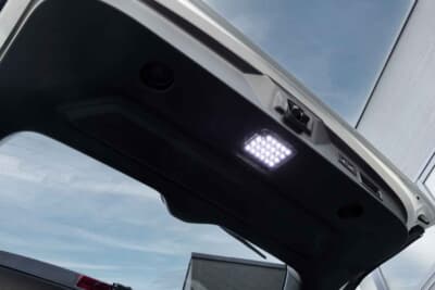 スバル フォレスター：バックドアの開閉に連動して足元を明るく照らしてくれるLEDランプ