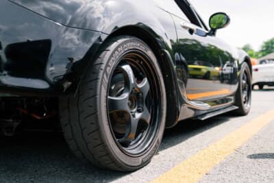 マツダ NCロードスター:ヨコハマ アドバンネオバAD09の205/45R17を前後同サイズで装着。この車高で雪道も走るという