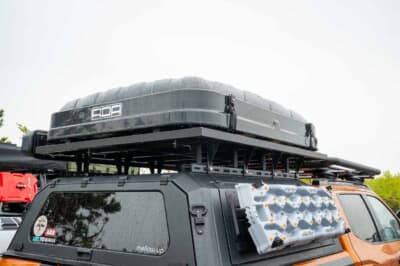 三菱 トライトン：トライトンのカスタムに強いメローアップのキャノピー。荷台が密閉された空間になるために防犯性も向上