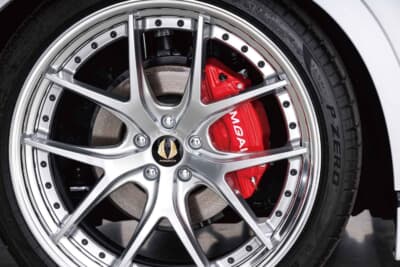トヨタ クラウンエステート:運転席側にはシルバーのホイールと赤いキャリパーカバーを。カバーは全10色